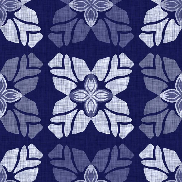 Kusursuz çivit mavisi dokusu. Donanma mavisi işlemeli pamuk boyalı efekt arka planı. Japonlar batik direncini tekrarlıyor. Kumaşın her yerinde Asya füzyonu var..