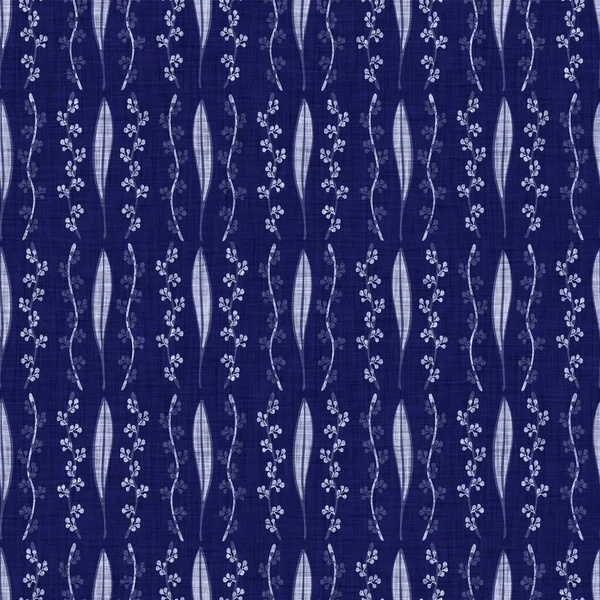 İndigo mavisi çiçek bloğu boyanmış keten desenli arka plan. Kusursuz örülmüş Japonlar batik kumaş örneklerini tekrarlıyorlar. Çiçeksel organik bulanık blok izleri tekstilin her yerinde.