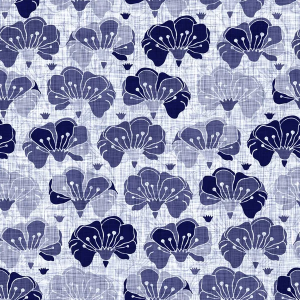 Indigo azul flor bloque impresión teñido de lino textura de fondo. Muestra de patrón batik repetición japonesa tejida sin costura. Bloque de desenfoque afligido orgánico floral estampado por todo el textil. —  Fotos de Stock