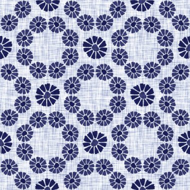 İndigo mavisi çiçek bloğu boyanmış keten desenli arka plan. Kusursuz örülmüş Japonlar batik kumaş örneklerini tekrarlıyorlar. Çiçeksel organik bulanık blok izleri tekstilin her yerinde.