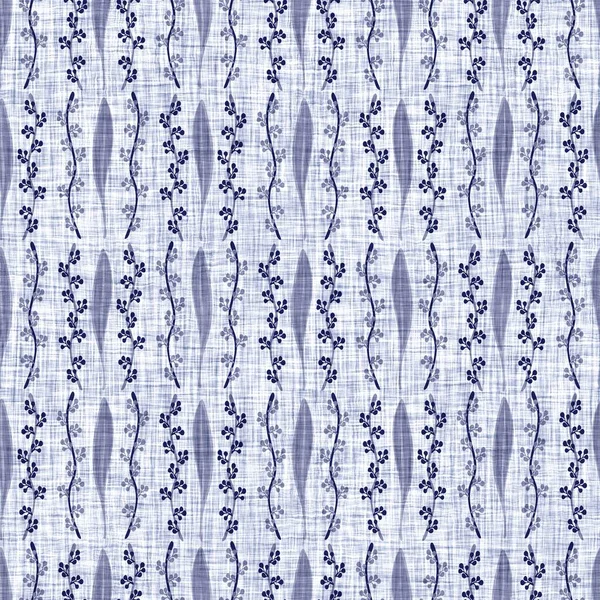 Indigo bloco de flores azul imprimir tingido de linho textura fundo. Sem costura tecido japonês repetição batik padrão swatch. Bloco de borrão angustiado orgânico floral estampado em todo o têxtil. — Fotografia de Stock