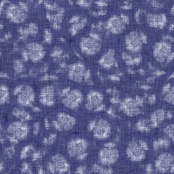 Kusursuz çivit benekli doku. Mavi örülmüş boro pamuk boyalı efekt arka planı. Japonlar batik direncini tekrarlıyor. Sıkıntılı kravat boyası beyazlatıcı. Asya füzyon izin veren kimono tekstili. Giysi izi.