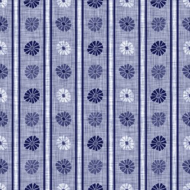 İndigo mavisi çiçek bloğu boyanmış keten desenli arka plan. Kusursuz örülmüş Japonlar batik kumaş örneklerini tekrarlıyorlar. Çiçeksel organik bulanık blok izleri tekstilin her yerinde.