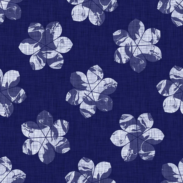 Indigo azul flor bloque impresión teñido de lino textura de fondo. Muestra de patrón batik repetición japonesa tejida sin costura. Bloque de desenfoque afligido orgánico floral estampado por todo el textil. — Foto de Stock