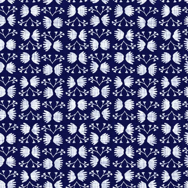 Textura de damasco índigo sin costuras. Azul marino tejido adornado algodón teñido fondo efecto. Batik japonés repetir resistir patrón. Fusión asiática por todo el tejido borroso impresión de tela. — Foto de Stock