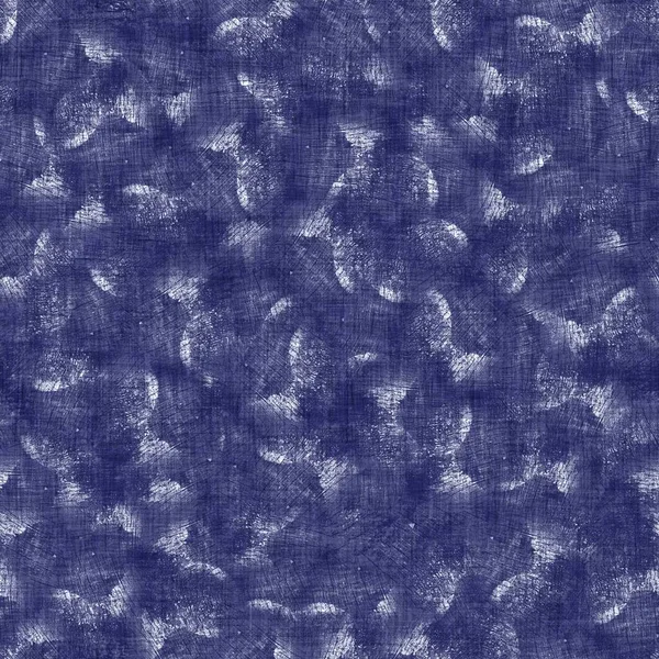 Textura sem emenda indigo manchado. Azul tecido boro algodão tingido efeito fundo. Japonês repetir batik resistir padrão. Branqueador de tinta de gravata angustiado. Asiático fusão allover quimono têxtil. Impressão de pano usado — Fotografia de Stock