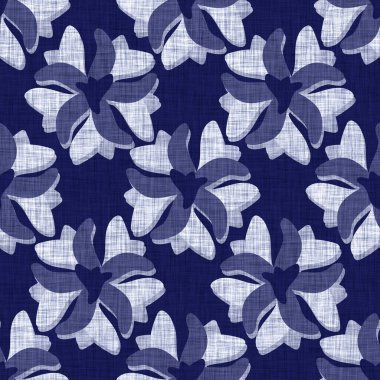 İndigo mavisi çiçek bloğu boyanmış keten desenli arka plan. Kusursuz örülmüş Japonlar batik kumaş örneklerini tekrarlıyorlar. Çiçeksel organik bulanık blok izleri tekstilin her yerinde.