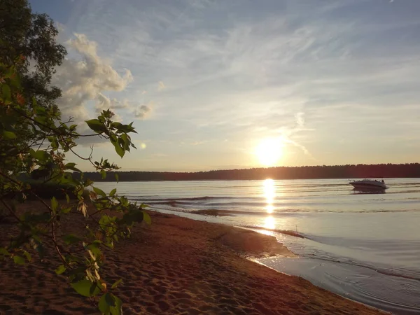 Volga üzerinde güzel gün batımı.