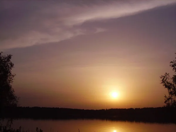 Hemen hemen dünya dışı günbatımı Nehri üzerinde.