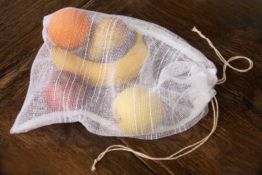 Sıfır atık, meyve (elma, portakal, armut ve bir muz) ya da sebze, bir ahşap yüzeye taşımak için plastik ücretsiz geri dönüşümlü tekstil üretim çanta. Çanta eski perdeleri dışında bir dikiş makinesi ile yapılır.