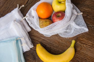 Sıfır atık, meyve (elma, portakal, armut ve bir muz) ya da sebze, bir ahşap yüzeye taşımak için plastik ücretsiz geri dönüşümlü tekstil üretim çanta. Çanta eski perdeleri dışında bir dikiş makinesi ile yapılır.