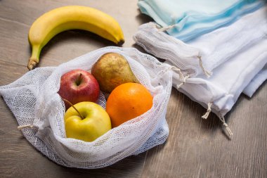 Sıfır atık, meyve (elma, portakal, armut ve bir muz) ya da sebze, bir ahşap yüzeye taşımak için plastik ücretsiz geri dönüşümlü tekstil üretim çanta. Çanta eski perdeleri dışında bir dikiş makinesi ile yapılır.