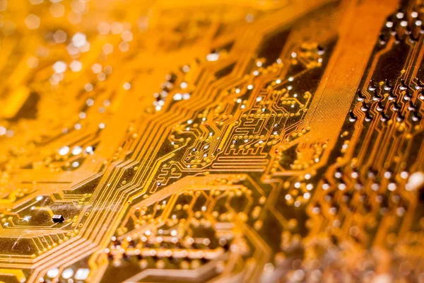 Bir baskılı devre kartı (Pcb) elektronik veya elektrikli bileşenler bakır iletken kayıtlarındaki kullanarak bağlanır. Transistörler, diyotlar, IC yongaları, Dirençler, konektörler ve kapasitörler üzerinde lehimli.