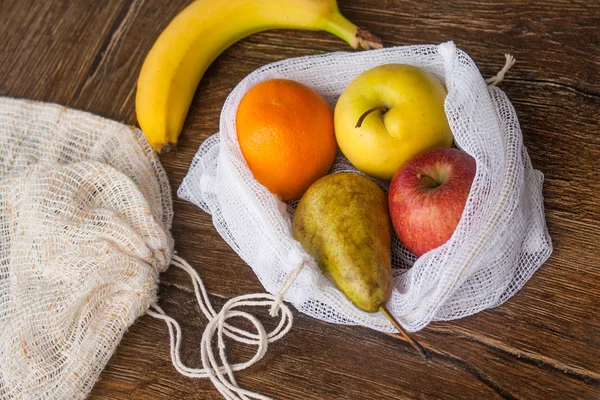 Sıfır atık, meyve (elma, portakal, armut ve bir muz) ya da sebze, bir ahşap yüzeye taşımak için plastik ücretsiz geri dönüşümlü tekstil üretim çanta. Çanta eski perdeleri dışında bir dikiş makinesi ile yapılır.