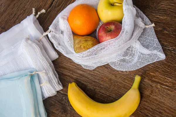 Sıfır atık, meyve (elma, portakal, armut ve bir muz) ya da sebze, bir ahşap yüzeye taşımak için plastik ücretsiz geri dönüşümlü tekstil üretim çanta. Çanta eski perdeleri dışında bir dikiş makinesi ile yapılır.