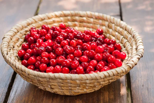Bir sepet dolu parlak kırmızı taze kiraz, koyu ahşap masa üzerinde olabilir erken tatlı aldım. Prunus avium yaygın yabani kiraz, tatlı kiraz veya gean denilen bir çiçekli bitkidir gül ailesi.