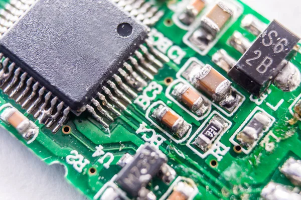 USB anahtarı kapatalım. Bir baskılı devre kartı (Pcb) elektronik bileşenleri bakır iletken kayıtlarındaki kullanarak bağlanır. Transistörler, diyotlar, IC yongaları, Dirençler, konektörler ve kapasitörler üzerinde lehimli.