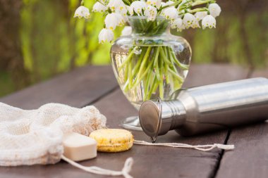 Sıfır atık yaşam tarzı - günlük öğeleri içine bir göz. Eski perdeleri tüm içinde bir katı şampuan ve balsam yeniden kullanılabilir bir teneke kap içinde bir dayanıklı paslanmaz çelik su şişesi repurposed üretmek çanta. Dekorasyon olarak bahar kar taneleri.