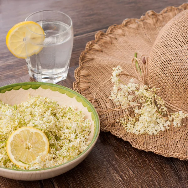 Taze dekorasyon olarak limon dilimleri ile güzel bir seramik kase mürver çiçekleri topladım. Sambucus türleri çiçekler elderflower samimi, ev yapımı tatlı şurubu veya suyu üretmek için kullanılır.