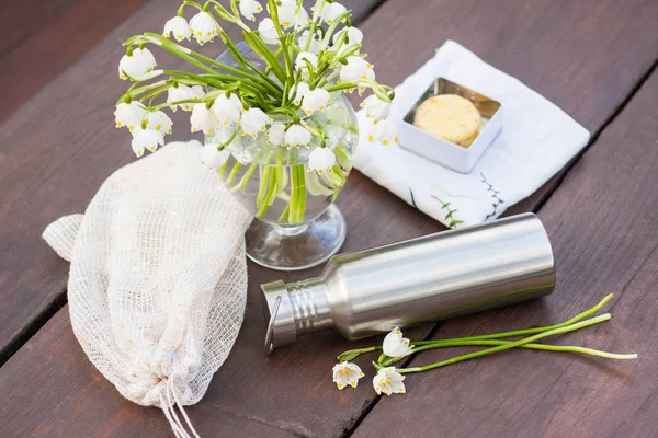 Sıfır atık yaşam tarzı - günlük öğeleri içine bir göz. Eski perdeleri tüm içinde bir katı şampuan ve balsam yeniden kullanılabilir bir teneke kap içinde bir dayanıklı paslanmaz çelik su şişesi repurposed üretmek çanta. Dekorasyon olarak bahar kar taneleri.