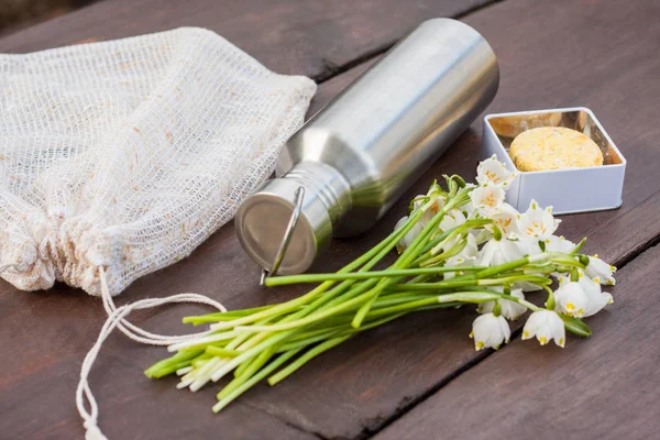 Sıfır atık yaşam tarzı - günlük öğeleri içine bir göz. Eski perdeleri tüm içinde bir katı şampuan ve balsam yeniden kullanılabilir bir teneke kap içinde bir dayanıklı paslanmaz çelik su şişesi repurposed üretmek çanta. Dekorasyon olarak bahar kar taneleri.