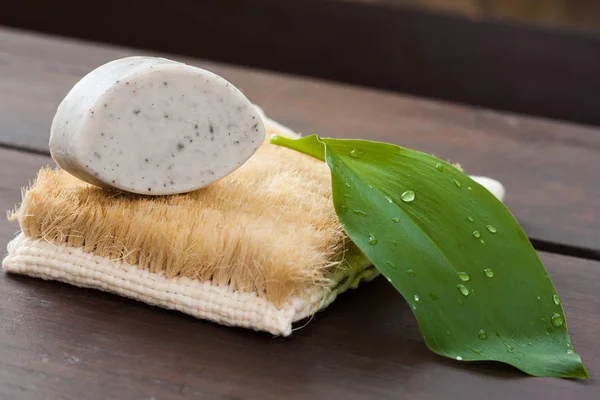 Doğal gri kil, yüz ve vücut yıkama için el yapımı sabun bar. Yeşil yaprak yağmur damlaları, toplu ile el havlusu ve sisal duş fırçayı bir sıfır atık banyo ya da spa merkezi dekorasyon için.