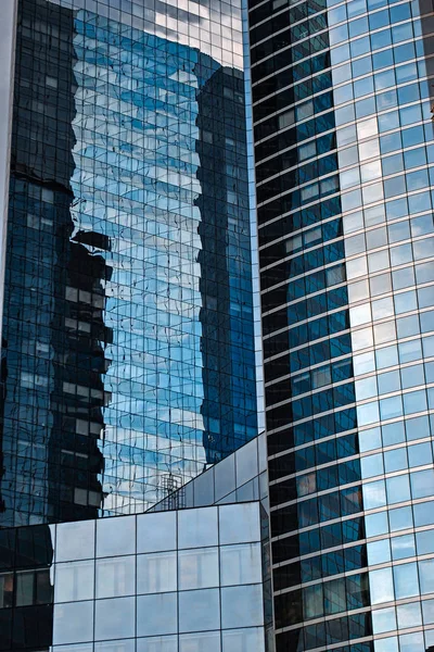 Yansıma Fransa ile cam binalar