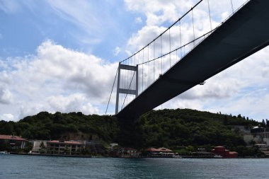 Mavi gökyüzü ve beyaz bulutlar ile Istanbul bağlantı Asya Avrupa'ya Boğaziçi Köprüsü