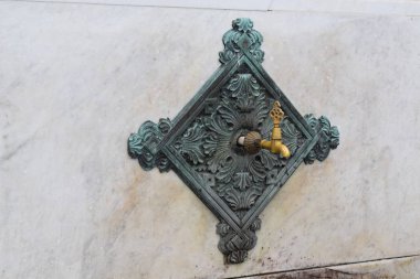 Istanbul Sultnahmet Meydanı, Alman Çeşmesi detay mermer arka plan ile antika demir Çeşme.