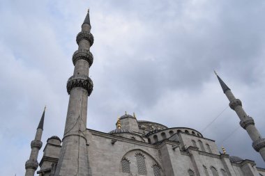 Istanbul'da cami minareleri mavi gökyüzü ve bulutlar