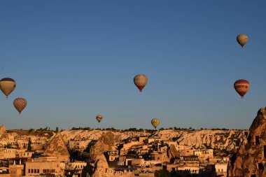 Sabah panoramik Göreme sıcak hava balonları ile ufuk ve açık mavi gökyüzü