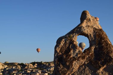 Göreme Hotair balonlar, Cappadocia taşla arkasında açık mavi gökyüzü