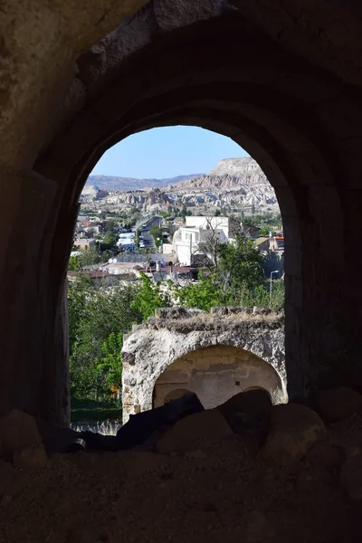 Göreme Köyü Kemer penceresinden Cappadocia görünümünde.