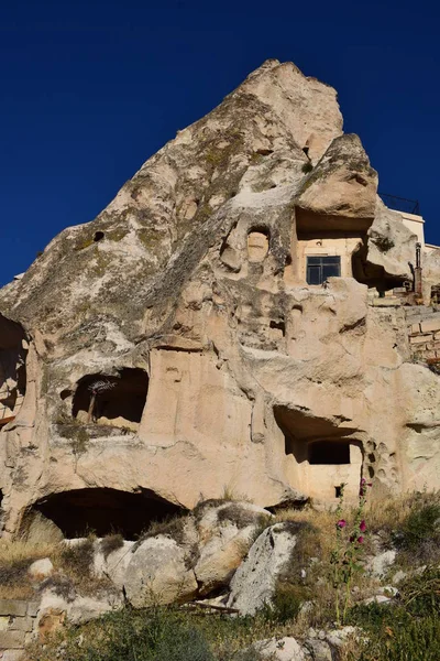 Kapadokya'da ile mavi gökyüzü mağara