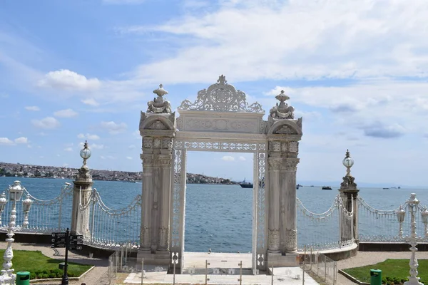 Bosphorus Palace kapıları mavi gökyüzü ve bulutlar