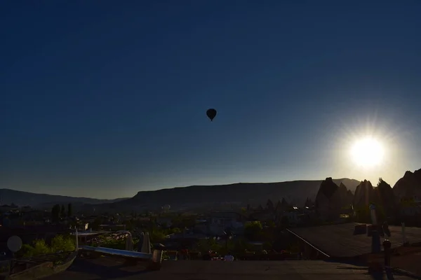 Güzel ve renkli gündoğumu Göreme, Cappadocia hotair balonlar siluetleri ve dağ 