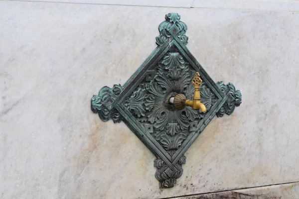 Istanbul Sultnahmet Meydanı, Alman Çeşmesi detay mermer arka plan ile antika demir Çeşme.