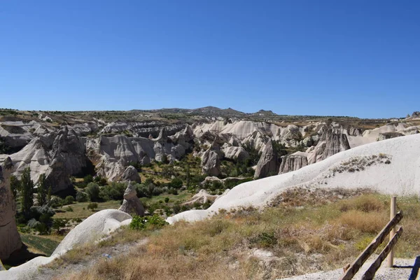 Cappadocia manzara ile gökyüzü ufukta temizleyin