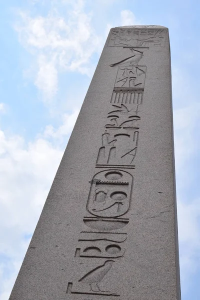 Mavi gökyüzü ve bulutlar ile Istanbul, Sultanahmet Meydanı eski dikilitaş