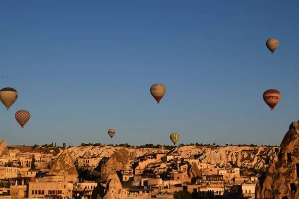 Sabah panoramik Göreme sıcak hava balonları ile ufuk ve açık mavi gökyüzü