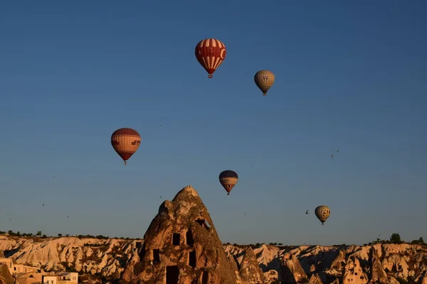 Sabah panoramik Göreme sıcak hava balonları ile ufuk ve açık mavi gökyüzü
