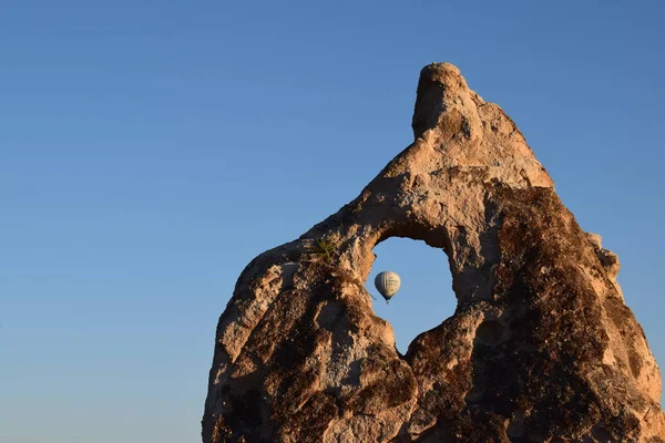 Göreme Hotair balonlar, Cappadocia taşla arkasında açık mavi gökyüzü