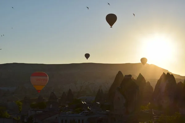Güzel ve renkli gündoğumu Göreme, Cappadocia hotair balonlar siluetleri ve dağ 
