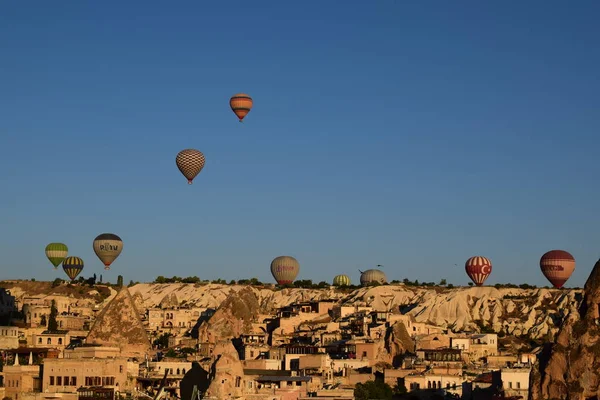 Sabah panoramik Göreme sıcak hava balonları ile ufuk ve açık mavi gökyüzü