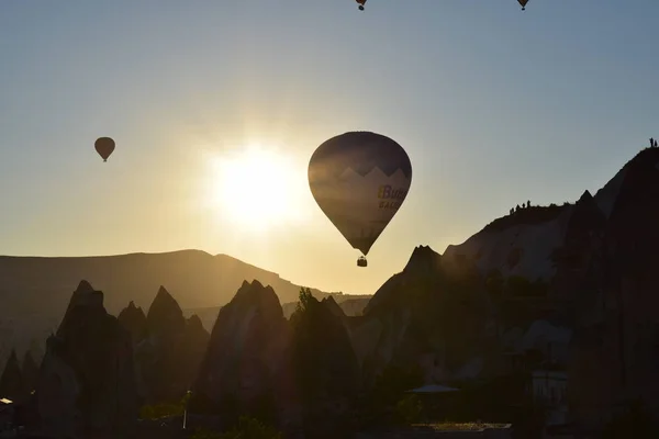 Güzel ve renkli gündoğumu Göreme, Cappadocia hotair balonlar siluetleri ve dağ 