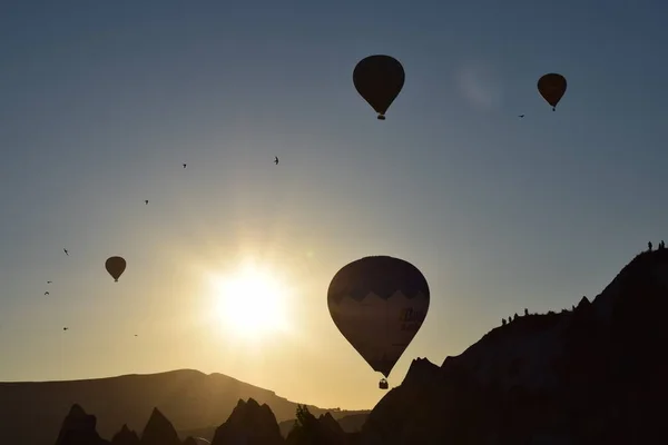 Güzel ve renkli gündoğumu Göreme, Cappadocia hotair balonlar siluetleri ve dağ 