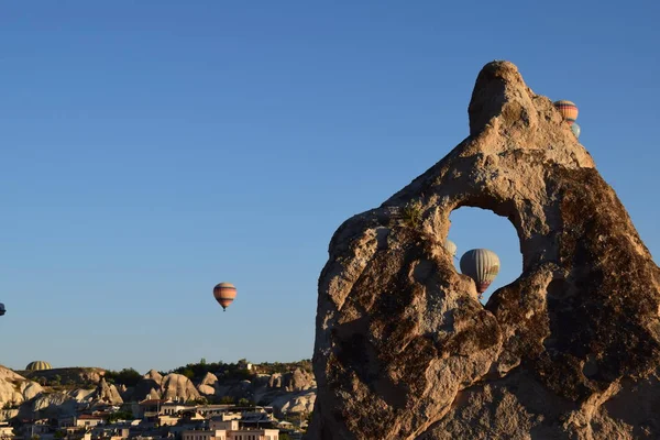 Göreme Hotair balonlar, Cappadocia taşla arkasında açık mavi gökyüzü