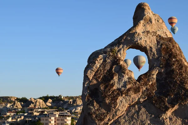 Göreme Hotair balonlar, Cappadocia taşla arkasında açık mavi gökyüzü