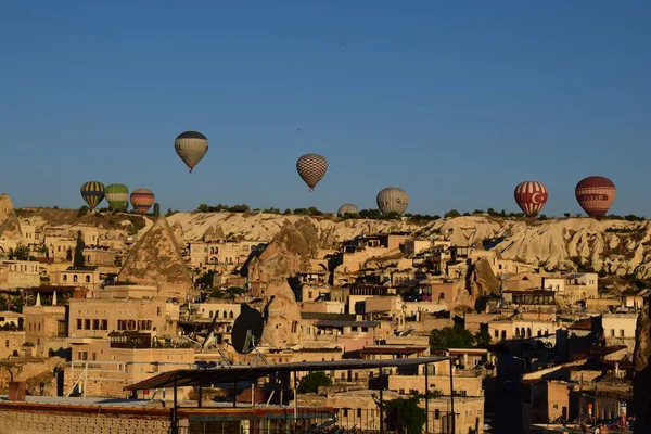 Sabah panoramik Göreme sıcak hava balonları ile ufuk ve açık mavi gökyüzü