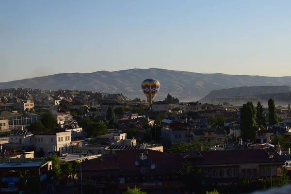 Göreme, Cappadocia panoramik manzaralı açık bir gökyüzü ve arka planda hotair balon
